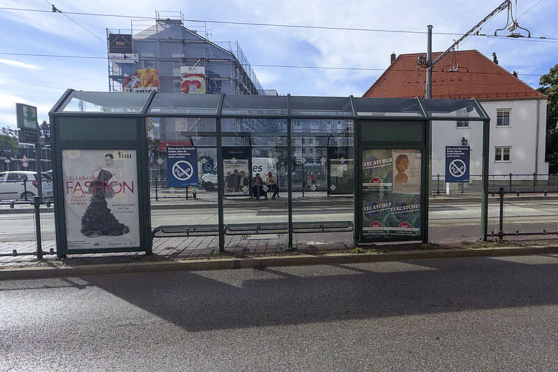 Straßenbahnhaltestelle in Augsburg mit City-Light-Vitrinen