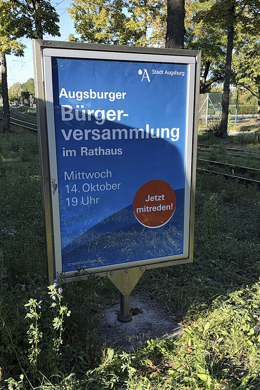Plakat der Stadt Augsburg an einem EWT-Ständer