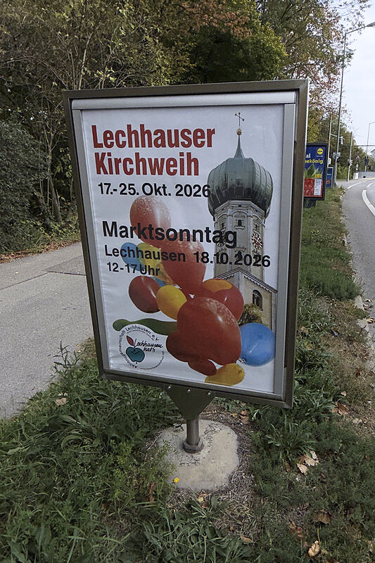 Veranstaltungsplakat an einem Ständer am Straßenrand