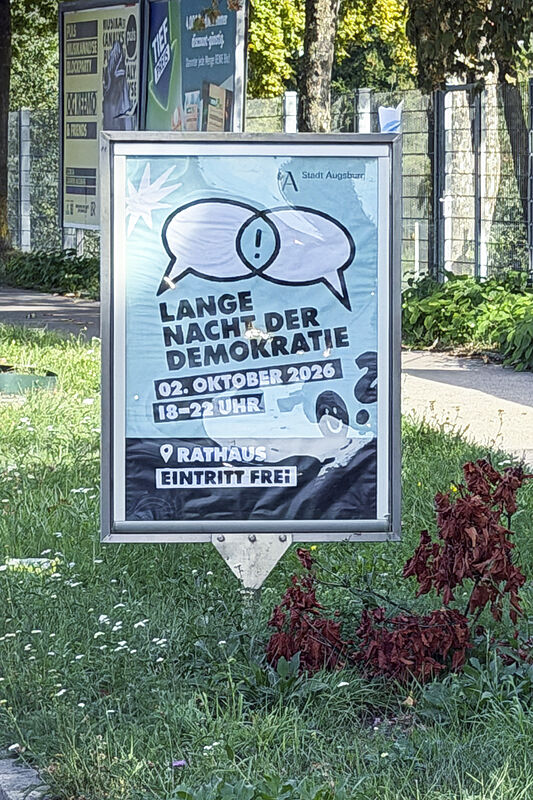 EWT-Ständer mit Plakat an einer Augsburger Ausfallstraße