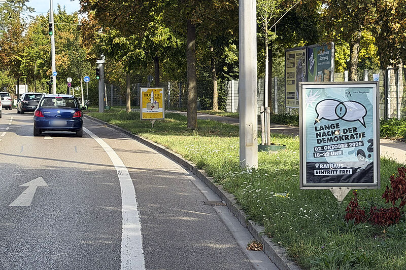 EWT-Kulturplakatständer an einer Ausfallstraße in Augsburg