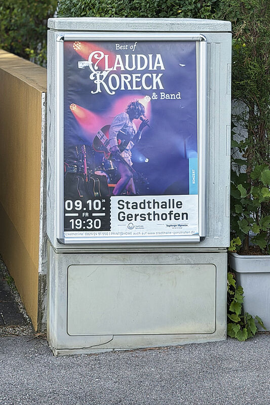 Konzertplakat an einem Verteilerkasten