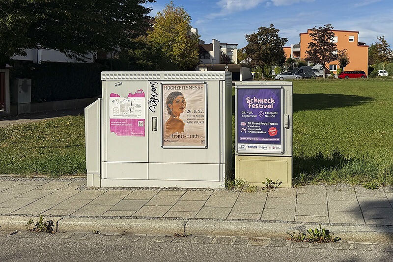 Zwei Moskito-Plakate an Verteilerkästen in Gersthofen